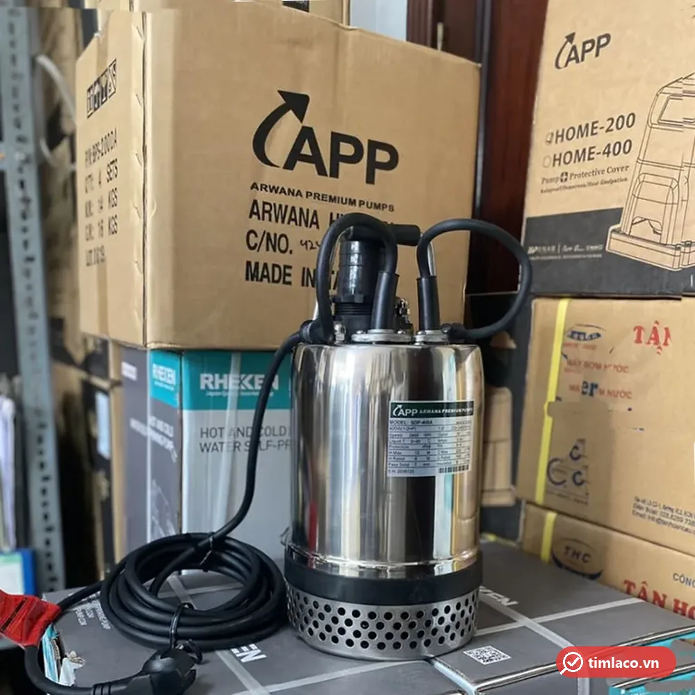 Máy bơm chìm inox APP dòng SDP, tem SDP-400A trên thân, đặt trước thùng hàng APP (ảnh minh hoạ dòng hàng)