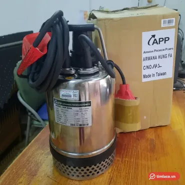 Máy bơm chìm inox APP SDP-400A có phao, tem SDP-400A trên thân máy, đặt cạnh thùng hàng APP