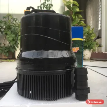 Máy bơm chìm Lifetech AP10000 thân đen, đáy có lưới chắn rác, bên cạnh đầu nối ống và hộp máy