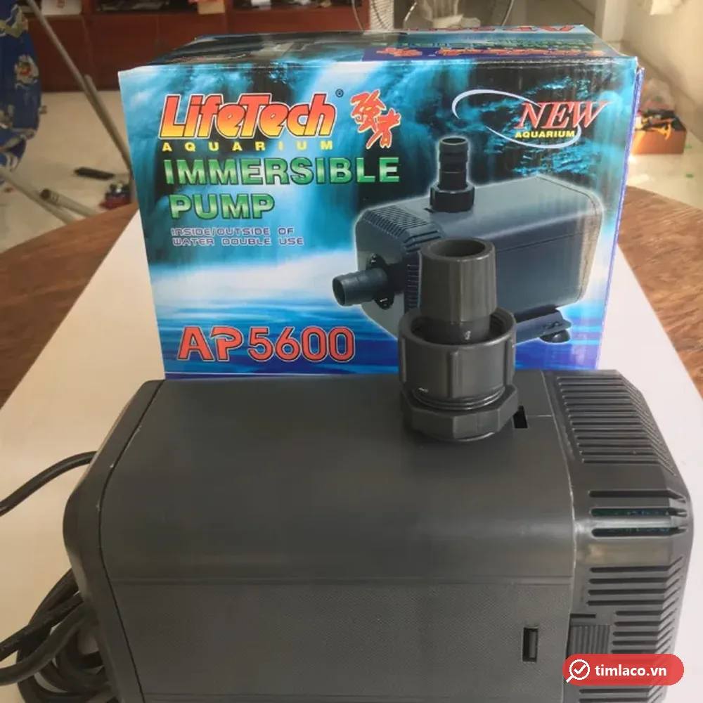 Máy bơm chìm Lifetech AP5600 thân xám có khớp nối đầu xả, phía sau là hộp Immersible Pump in mã AP5600
