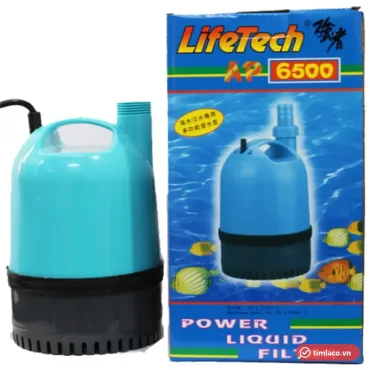 Máy bơm chìm Lifetech AP6500 thân tròn màu xanh có quai xách, bên cạnh hộp Power Liquid Filter in mã AP 6500