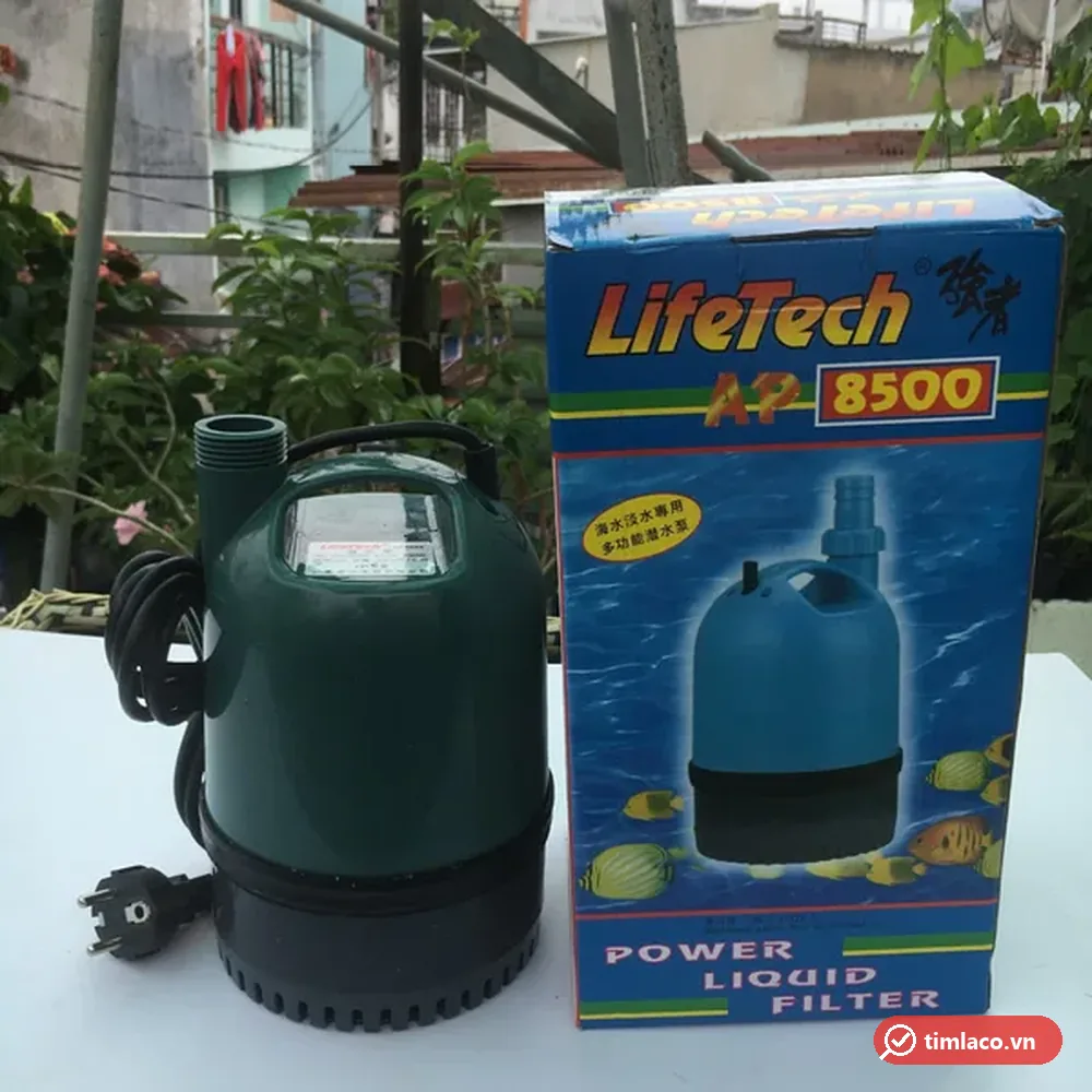 Máy bơm chìm Lifetech AP8500 màu xanh đặt cạnh hộp máy in mã AP 8500