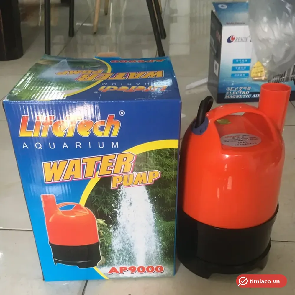 Máy bơm chìm Lifetech AP9000 thân màu cam đặt cạnh hộp Water Pump in mã AP9000