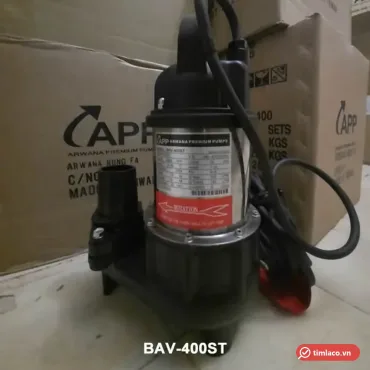 Máy bơm chìm nước thải APP BAV-400ST thân inox, nhãn chỉ chiều quay, đặt trước thùng hàng APP