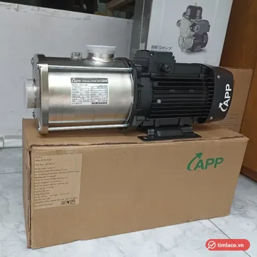 Máy bơm đa tầng cánh inox APP MTS-164T 5HP 380V, nhãn MTS-164T trên buồng bơm, đặt trên thùng máy APP