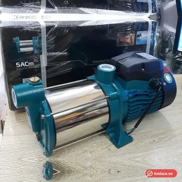 Máy bơm đa tầng cánh Lepono 5ACm100S thân inox, đặt cạnh hộp ghi 5ACm