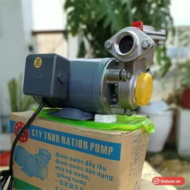 Máy bơm đẩy cao NTP dòng HCS225 đầu bơm inox, nắp mồi vàng, đặt trên thùng Nation Pump (ảnh minh hoạ dòng hàng)