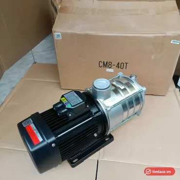 M&aacute;y bơm trục ngang đa tầng c&aacute;nh Ewala CM8-40T đặt trước th&ugrave;ng h&agrave;ng in m&atilde; CM8-40T