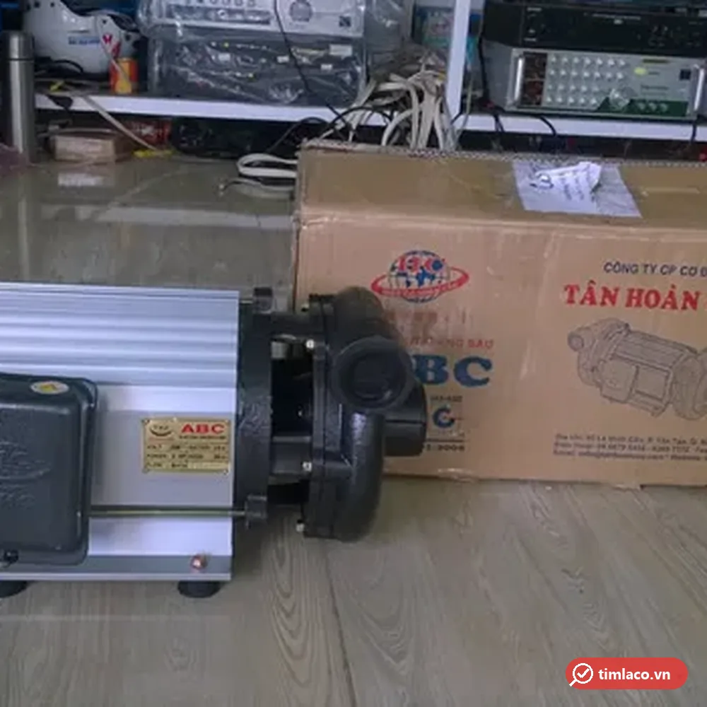 Máy bơm giếng ABC-1500 đặt cạnh thùng hàng Tân Hoàn Cầu ABC