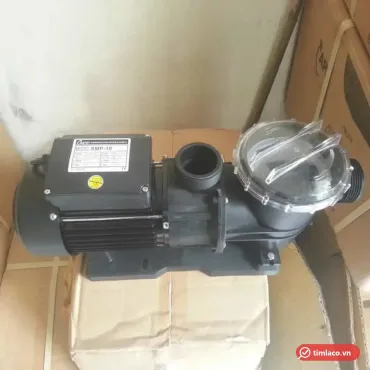 Máy bơm hồ bơi APP SMP-10 đầu nhựa đen, tem ghi model SMP-10 trên hộp điện, lồng lọc rác nắp trong suốt