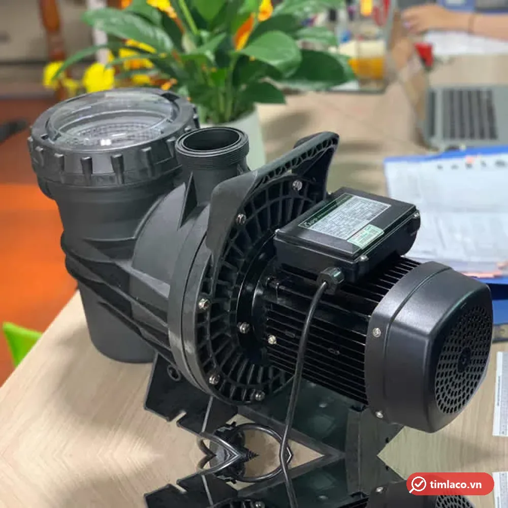 Máy bơm hồ bơi APP dòng SWP đầu nhựa đen, giỏ lọc rác nắp trong, đặt trên bàn (ảnh minh hoạ dòng hàng)