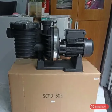 Máy bơm hồ bơi Ewala SCPB150E đặt trên thùng hàng in mã SCPB150E