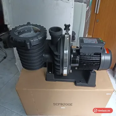 Máy bơm hồ bơi Ewala SCPB200E đặt trên thùng hàng in mã SCPB200E