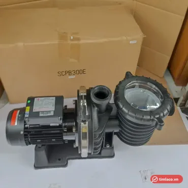 Máy bơm hồ bơi Ewala SCPB300E đặt trước thùng hàng in mã SCPB300E