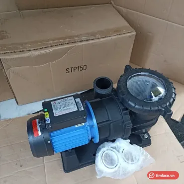 Máy bơm hồ bơi Ewala STP150 thân đen motor xanh, buồng lọc rác nắp trong suốt, đặt trước thùng in STP150