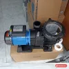 Máy bơm hồ bơi Maro STP150 động cơ xanh, đầu nhựa đen có lồng lọc rác nắp trong, đặt trên thùng in STP150