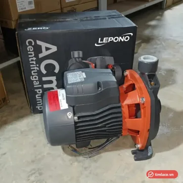 Máy bơm Lepono ACm75 thân xám cam, nhãn ACm75 trên động cơ, đặt trước thùng Lepono ACm