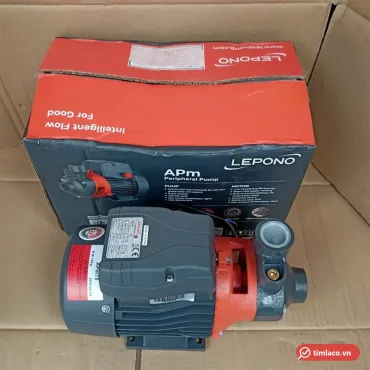 Máy bơm cánh ngoại vi Lepono APm75 thân gang, mặt bích đỏ cam, nhãn hông ghi APm75, đặt trên hộp APm