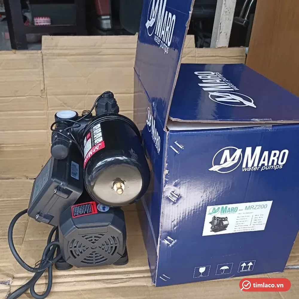 Máy bơm Maro MRZ200 nhìn từ phía bình áp, cạnh thùng hàng in mã MRZ200