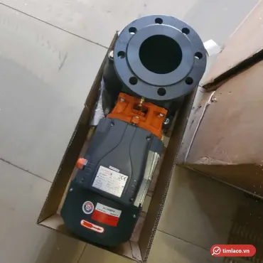 Máy bơm mặt bích Lepono AC400BF4 trong thùng, họng xả mặt bích 8 lỗ bulông, nhãn AC400BF4 trên động cơ