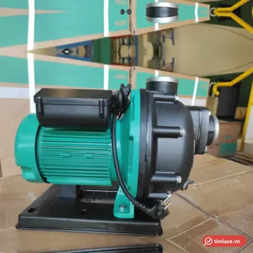Máy bơm nước biển Wilo PU-S750E đầu nhựa đen, động cơ xanh, đặt trên đế nhựa