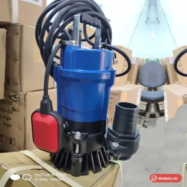 Máy bơm chìm nước thải APP thân xanh có phao điện màu đỏ và đầu nối ống xả, đặt trong kho (ảnh minh hoạ dòng hàng)