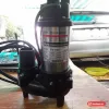 Máy bơm nước thải APP SV-150 thân inox mang tem SV-150 và vạch Min. Water Level, đầu nối ống xả màu đen