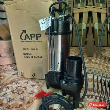 Máy bơm chìm nước thải APP dòng SV thân inox, đầu và buồng bơm gang đen, đặt cạnh thùng hàng APP (ảnh minh hoạ dòng hàng)