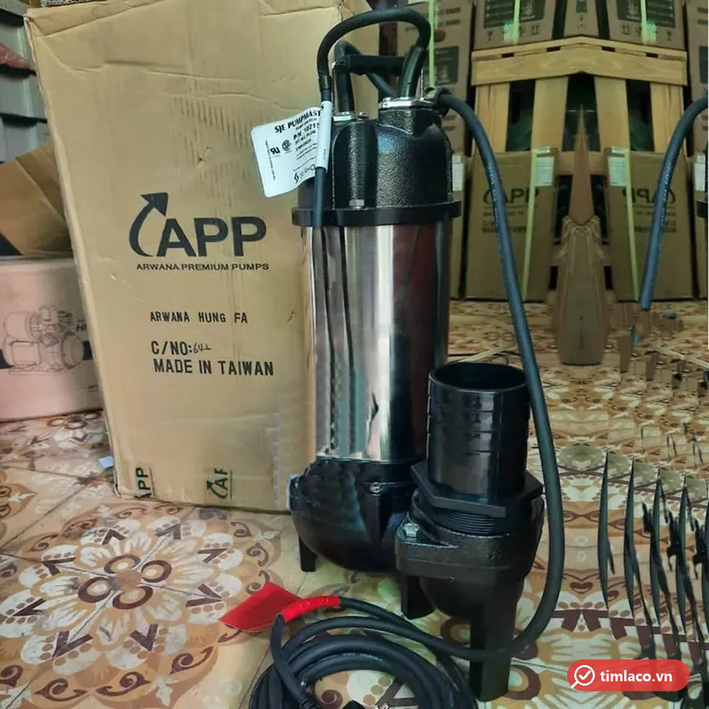 Máy bơm chìm nước thải APP dòng SV thân inox, đầu và buồng bơm gang đen, đặt cạnh thùng hàng APP (ảnh minh hoạ dòng hàng)