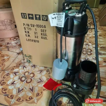 Máy bơm nước thải APP SV-1500A có phao, thân inox đầu gang, đặt cạnh thùng hàng ghi P/N SV-1500A