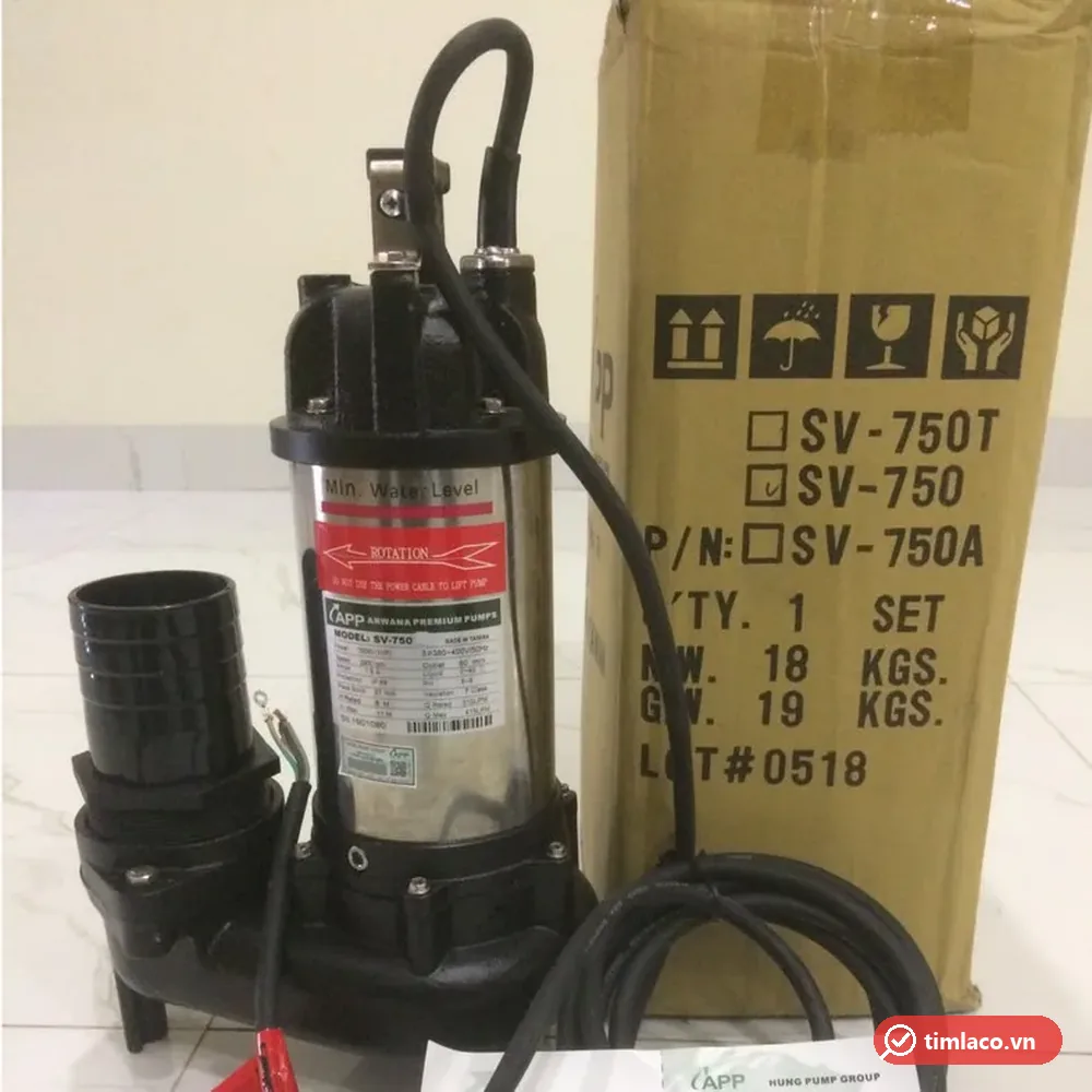Máy bơm nước thải APP SV-750 thân inox, buồng bơm gang, tem SV-750 trên thân, cạnh thùng hàng đánh dấu SV-750