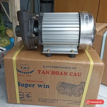 Máy bơm Tân Hoàn Cầu Super Win đặt trên thùng máy Super Win (ảnh minh hoạ dòng hàng)