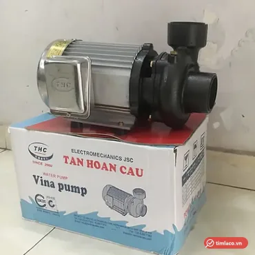 Máy bơm Tân Hoàn Cầu dòng Vina Pump đặt trên thùng hàng in chữ Tan Hoan Cau Vina pump (ảnh minh hoạ dòng hàng)