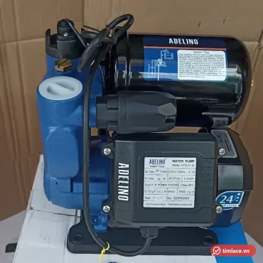 Máy bơm tăng áp điện tử Adelino thân xanh, hộp điều khiển màu đen có chữ Adelino (ảnh minh hoạ dòng hàng)