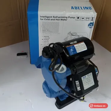 Máy bơm tăng áp Adelino dòng APS-B màu xanh đen đặt cạnh hộp (ảnh minh hoạ dòng hàng)