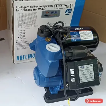 Máy bơm tăng áp Adelino APS37-B màu xanh đen, phía sau là hộp có ô APS37-B được đánh dấu