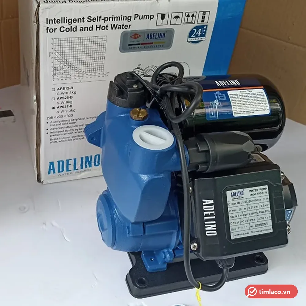 Máy bơm tăng áp Adelino APS37-B màu xanh đen, phía sau là hộp có ô APS37-B được đánh dấu