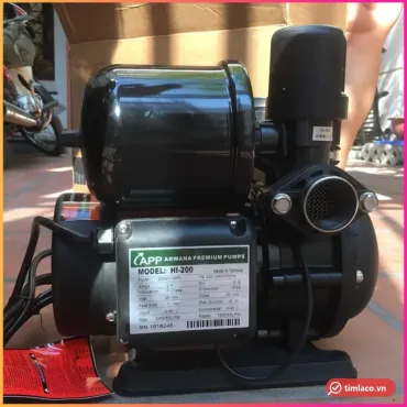 Máy bơm tăng áp APP HI-200 thân đen, bình áp phía trên, nhãn máy ghi MODEL HI-200, Made in Taiwan