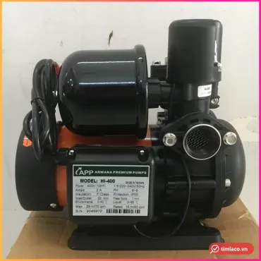 Máy bơm tăng áp APP HI-400 400W đặt trên thùng máy, nhãn trên thân ghi HI-400