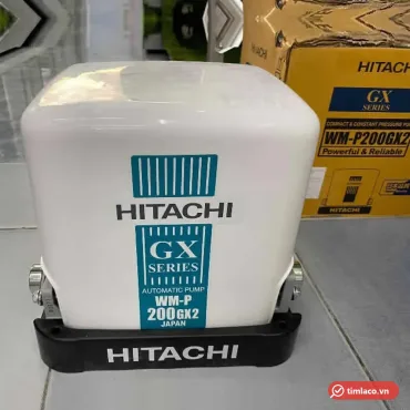 Máy bơm tăng áp Hitachi WM-P200GX2 vỏ vuông màu trắng, nhãn GX Series, đặt cạnh hộp máy