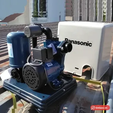 Máy bơm tăng áp Panasonic có bình áp và vỏ chụp nhựa đặt trên mái tôn (ảnh minh hoạ dòng hàng)
