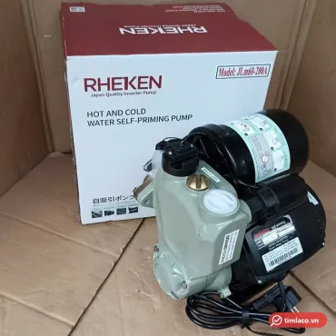 M&aacute;y bơm tăng &aacute;p điện tử Rheken RJm60-200A đặt trước hộp m&aacute;y, tem Rheken tr&ecirc;n hộp điện
