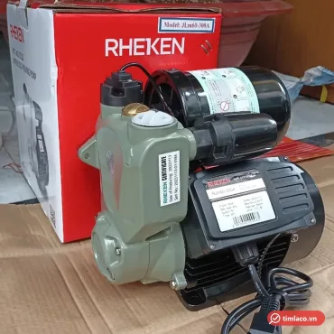 Máy bơm tăng áp điện tử Rheken RJm60-300A trước hộp máy, tem RJm60-300A trên hộp điện