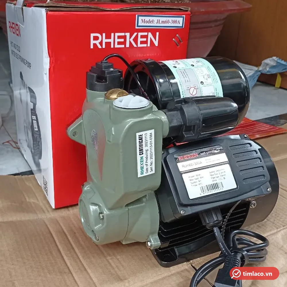 Máy bơm tăng áp điện tử Rheken RJm60-300A trước hộp máy, tem RJm60-300A trên hộp điện