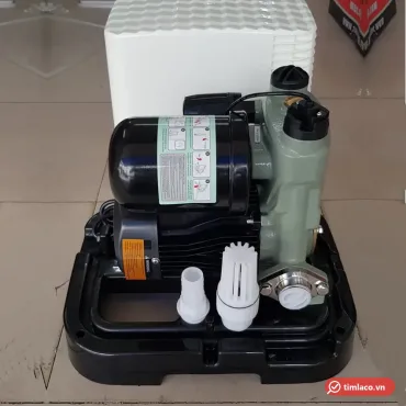 M&aacute;y bơm tăng &aacute;p Rheken đặt tr&ecirc;n đế th&ugrave;ng che, nắp th&ugrave;ng m&agrave;u trắng ph&iacute;a sau, k&egrave;m phụ kiện (ảnh minh hoạ d&ograve;ng h&agrave;ng)