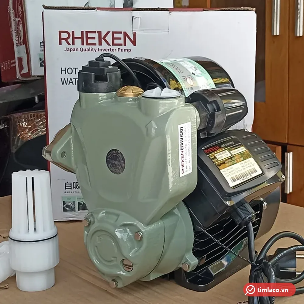 Máy bơm tăng áp điện tử Rheken thân xanh, bình đen, đặt trước hộp Rheken, kèm lọc đầu hút (ảnh minh hoạ dòng hàng)