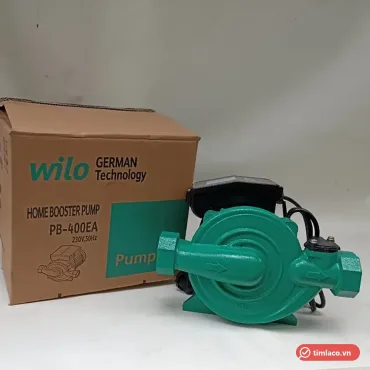 Máy bơm tăng áp Wilo PB-400EA đặt cạnh thùng hàng ghi PB-400EA 230V 50Hz