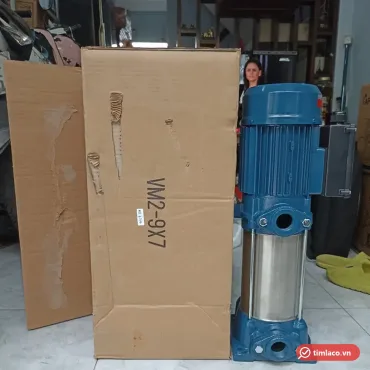 M&aacute;y bơm trục đứng đa tầng c&aacute;nh Ewala VM2-9x7, động cơ xanh, đặt cạnh th&ugrave;ng h&agrave;ng in m&atilde; VM2-9X7