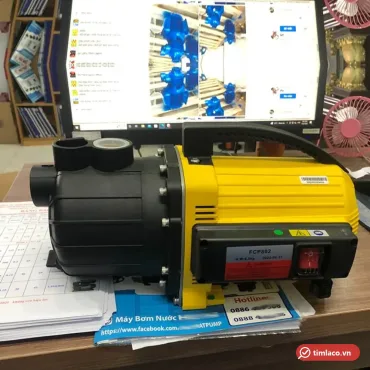 Máy bơm tự mồi Ewara FCP802 thân vàng, đầu bơm nhựa đen, nhãn FCP802 trên hộp điện