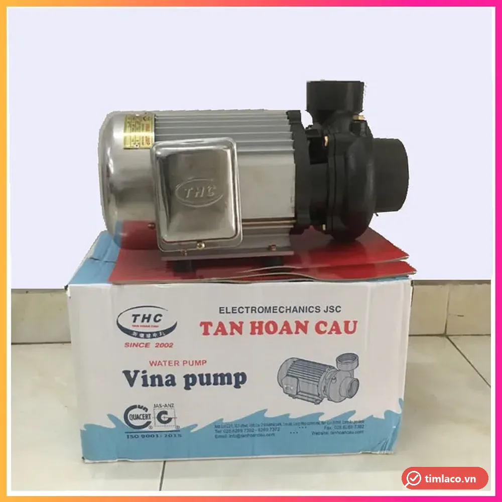 Máy bơm Vina Pump Tân Hoàn Cầu đặt trên thùng hàng in chữ Tan Hoan Cau Vina pump (ảnh minh hoạ dòng hàng)